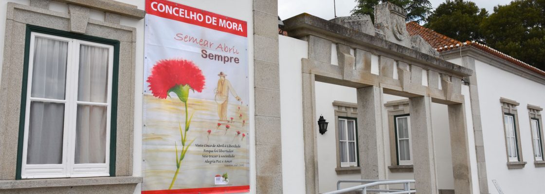 Abril tinge fachadas de edifícios no Concelho