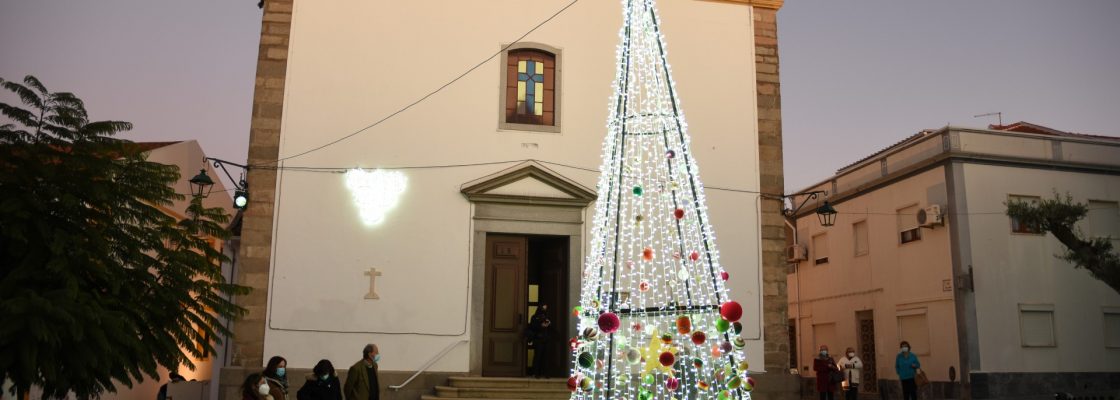 Inaugurada a Árvore de Natal na Praça Conselheiro Fernando de Sousa em Mora