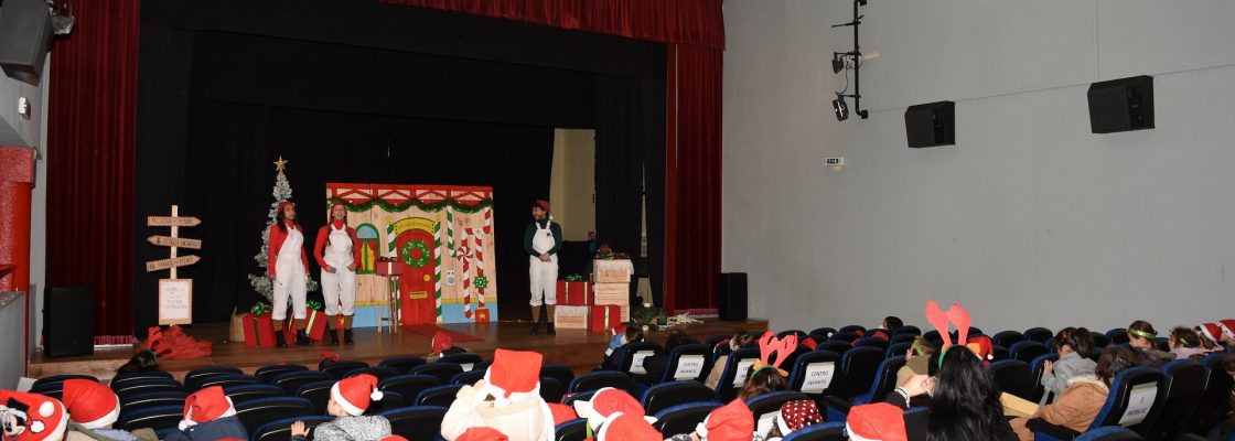 Crianças e Comunidade Escolar presenteadas com teatro de Natal