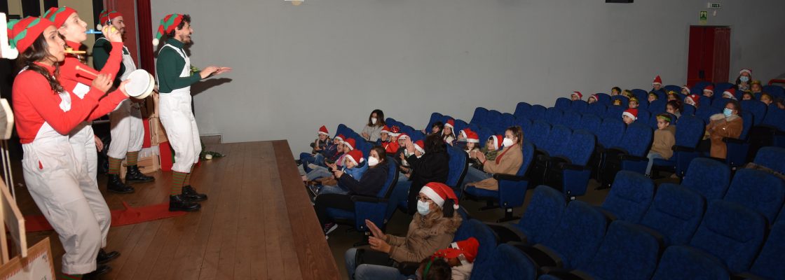 Crianças e Comunidade Escolar presenteadas com teatro de Natal