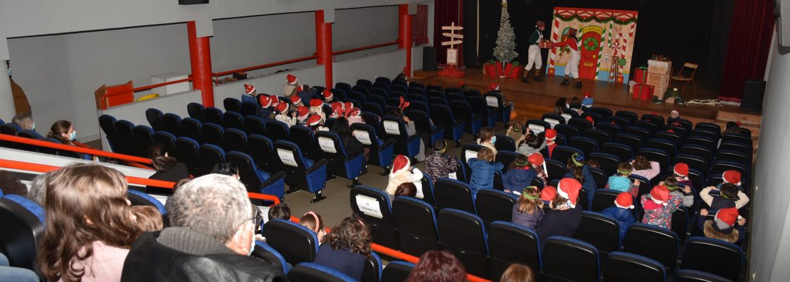 Crianças e Comunidade Escolar presenteadas com teatro de Natal