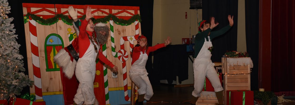 Crianças e Comunidade Escolar presenteadas com teatro de Natal