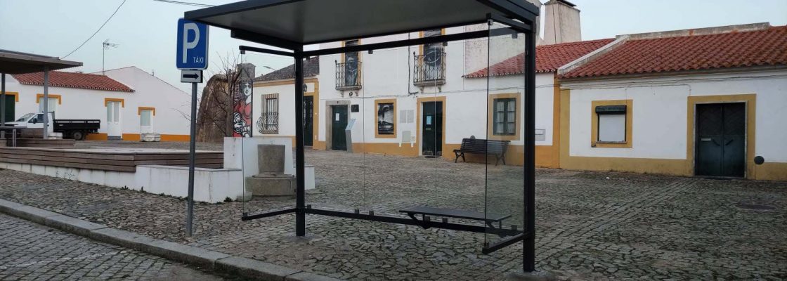 Câmara Municipal instala abrigo para passageiros em Pavia