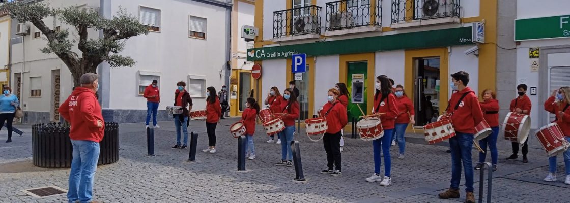 Bombos, Cantares e Feirinha da Praça animam início do Mês das Migas