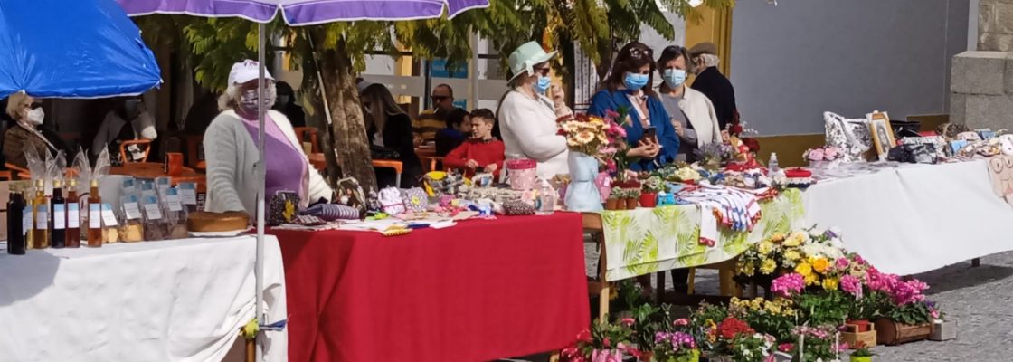 Bombos, Cantares e Feirinha da Praça animam início do Mês das Migas