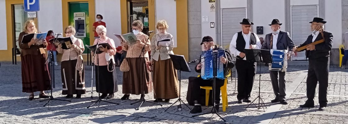 Bombos, Cantares e Feirinha da Praça animam início do Mês das Migas