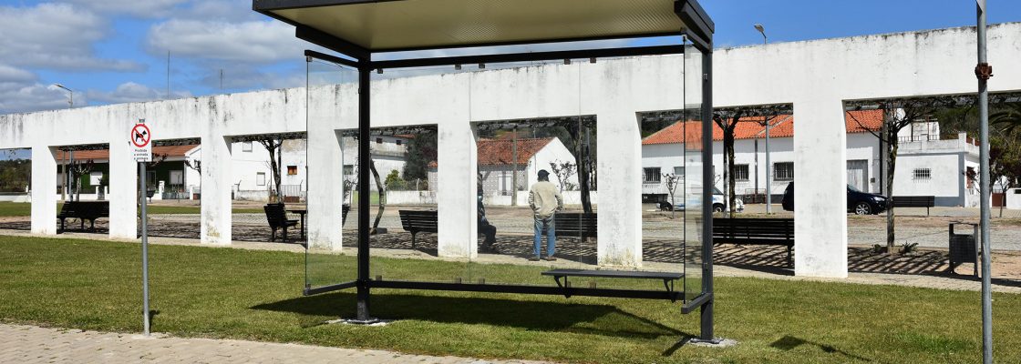 Câmara Municipal instala abrigo para passageiros em Cabeção