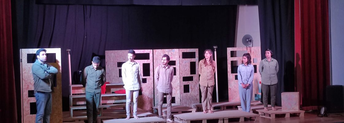 Alunos do 3ºCEB e secundário assistem à peça de teatro “Kamarád”