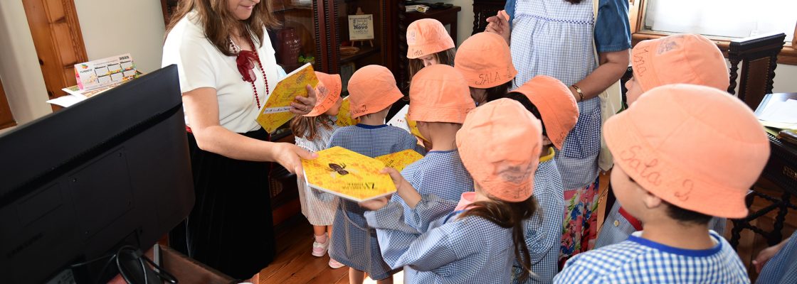 Turma do Jardim de Infância de Mora visita Presidente do Município