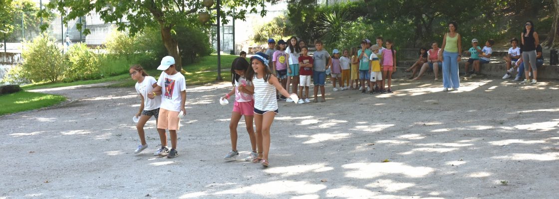 Jogos tradicionais e teatro no arranque da segunda semana de “Agosto a Brincar” da Oficina da...