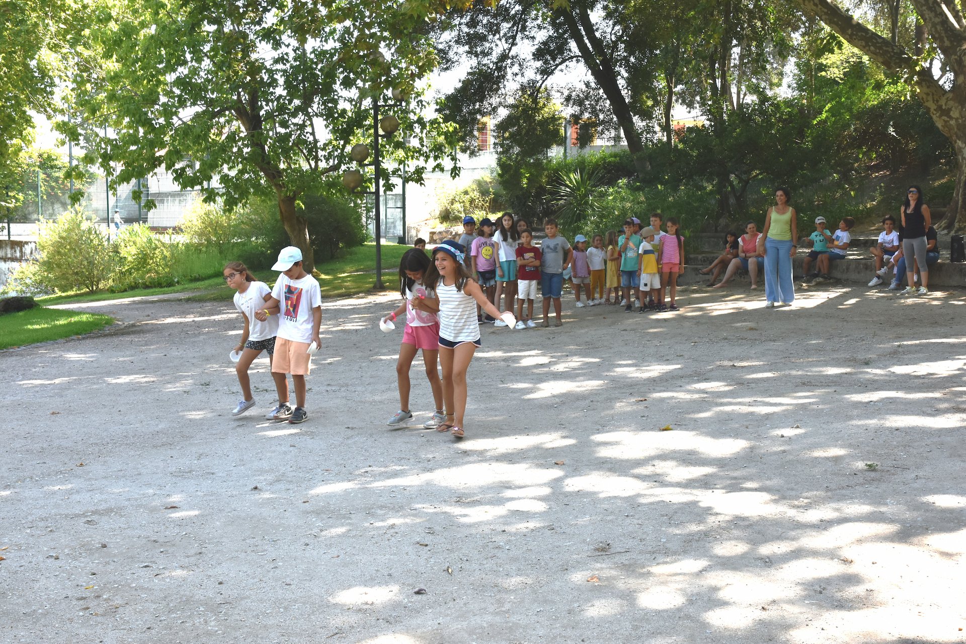 Jogos tradicionais e teatro no arranque da segunda semana de “Agosto a Brincar” da Oficina da Criança