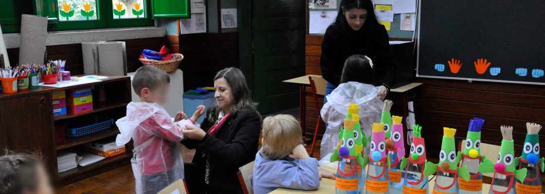 Crianças da AAAF's recebem capas para a chuva