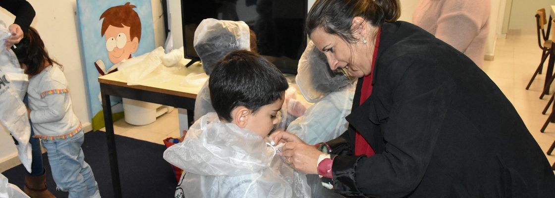 Crianças da AAAF's recebem capas para a chuva