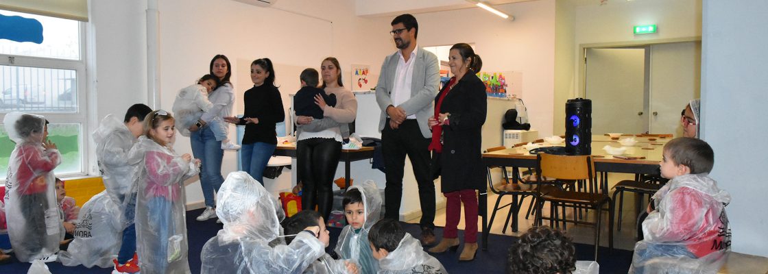 Crianças da AAAF's recebem capas para a chuva