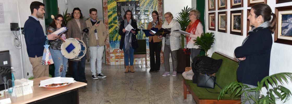Coro Paroquial canta janeiras nos Paços do Concelho