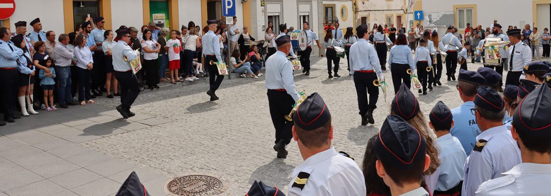 Fanfarras desfilaram na vila de Mora