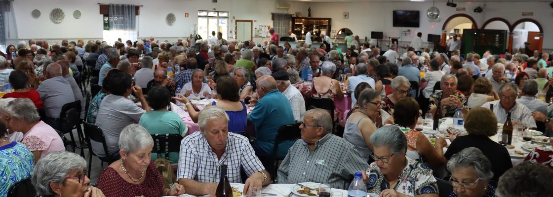 Almoço convívio do Mês do Idoso junta mais de 400 pessoas