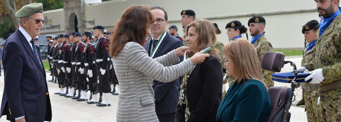 Presidente da Câmara condecorada pela Liga dos Combatentes
