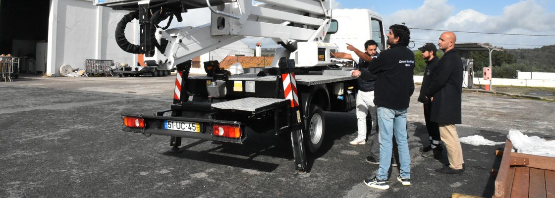 Município de Mora adquire viatura com plataforma elevatória