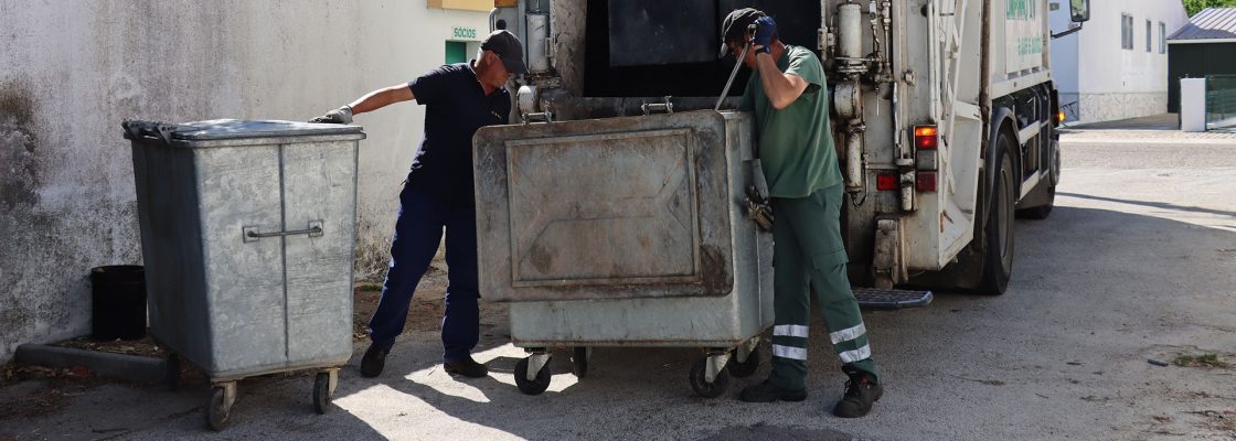 A Câmara Municipal de Mora está a higienizar os contentores de lixo