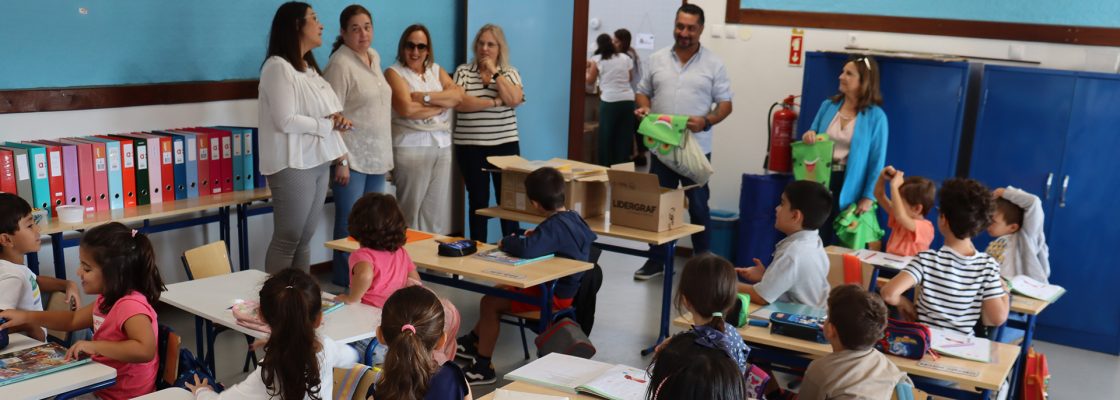 Câmara Municipal entrega cadernos de fichas a todos os alunos