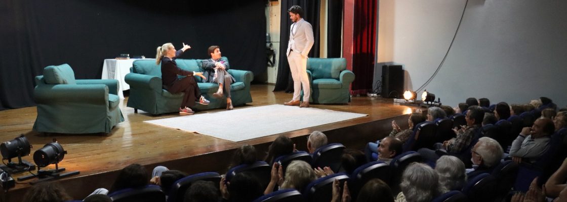 Casa da cultura lotada para apresentação da peça “Amigos com Benefícios”