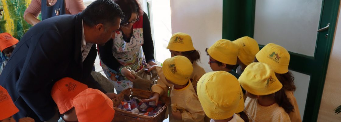 Crianças cumprem tradição do “Pão por Deus”