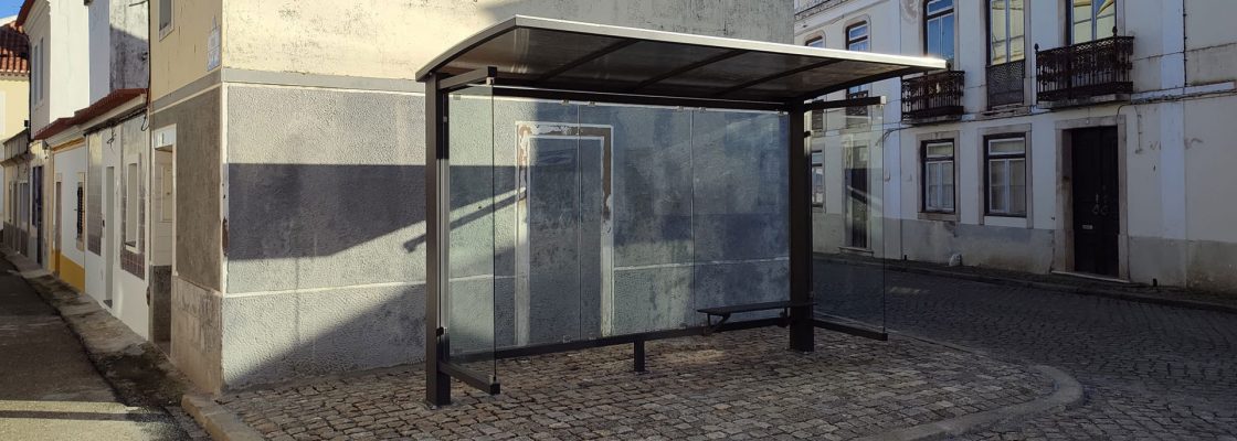 Câmara Municipal de Mora instala abrigo de passageiros em Cabeção