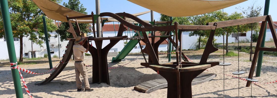 Manutenção do Parque Infantil do Parque Urbano de Mora garante mais conforto e segurança
