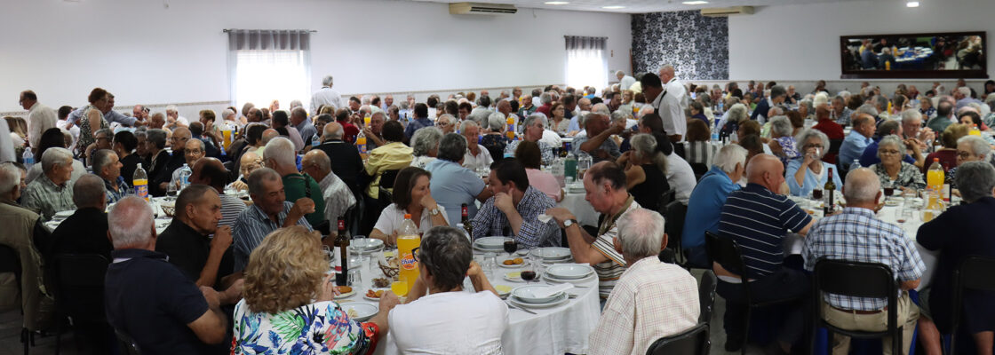 Almoço convívio do Mês do Idoso reuniu cerca de 400 idosos e reformados
