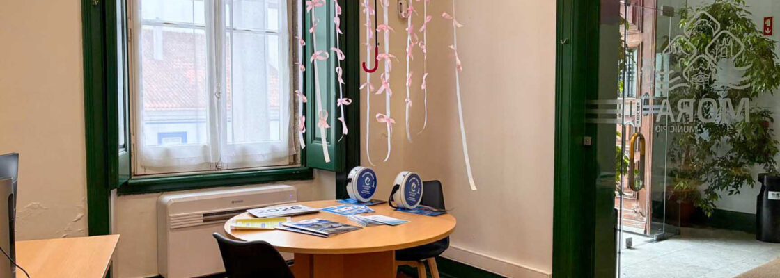 Chapéus da esperança sensibilizam para o cancro da mama